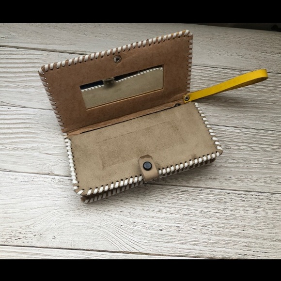 El Salvador Wallet (Yellow) - Picture 2 of 3